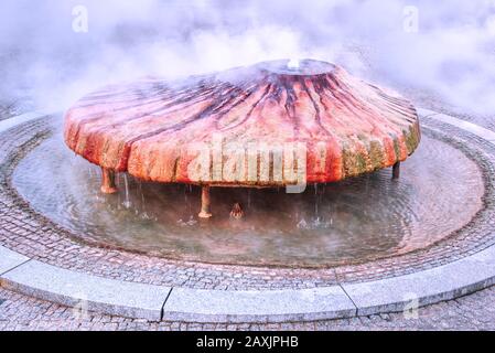 Kochbrunnen, fontaine d'ébullition, à Wiesbaden, Hesse, Allemagne. Célèbre source chaude de chlorure de sodium dans la ville. Banque D'Images