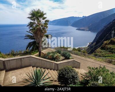 Côte ouest de Madère en vue de l'océan Atlantique Nord, Portugal, Union européenne Banque D'Images