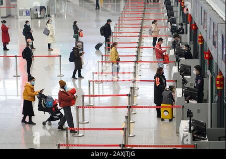 XI'an, province chinoise de Shaanxi. 12 février 2020. Les passagers s'alignent à une certaine distance avant le contrôle de sécurité au terminal 3 de l'aéroport international de Xianyang à Xi'an, dans le nord-ouest de la province de Shaanxi en Chine, 12 février 2020. Les gens sont encouragés à s'aligner sur une distance d'au moins un mètre les uns avec les autres ces derniers jours comme mesure pour prévenir et contrôler l'épidémie. Crédit: Shao Rui/Xinhua/Alay Live News Banque D'Images