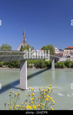 Pont 'Eurog' au-dessus de la Salzach avec paroisse et collégiale de l'Assomption, vue d'Oberndorf en Autriche à Laufen, Rupertiwinkel, Ber Banque D'Images