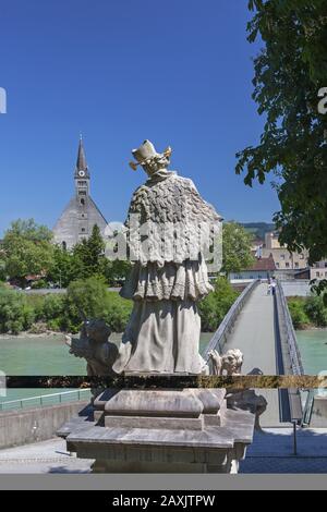 Pont 'Europag' au-dessus de la Salzach avec Saint Rupertus, vue d'Obernpatchdorf en Autriche à Laufen, Rupertiwinkel, Berchtesgadener Land, Haute-Bavière Banque D'Images