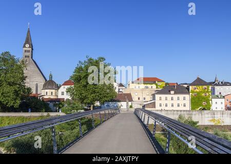 Pont 'Eurog' au-dessus de la Salzach avec paroisse et collégiale de l'Assomption, vue d'Oberndorf en Autriche à Laufen, Rupertiwinkel, Ber Banque D'Images