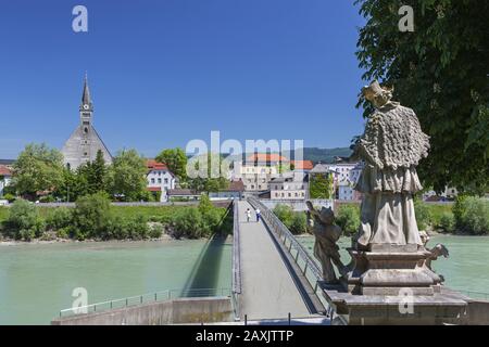 Pont 'Europag' au-dessus de la Salzach avec Saint Rupertus, vue d'Obernpatchdorf en Autriche à Laufen, Rupertiwinkel, Berchtesgadener Land, Haute-Bavière Banque D'Images