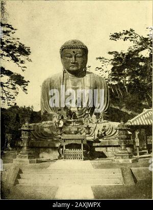 La Cour ouverte . L'AMITABIIA DE KAMAKURA.ÉRIGÉE A. D. 1252. D'une peinture japonaise. A deux fois sufigé du feu il ne peut pas comparer avec le KamakuraAmitabha (érigé par la Dame Itano en 1252) dont le calme majestueux, la tendresse exquise et le beau sourire semblent l'incarnation de l'amour odivine. Nous avons ici Otter pour comparer une photographie de cet ÉVANGILE DE LOTUS. 555 grande statue côte à côte avec une reproduction d'une peinture par un artiste ajaponais. Mme Gordon ajoute: La taille colossale des images se présente. L'AMITAIDIA DE KAMAKURA. D'une photo, sans doute, du désir d'agrandir la perfe Banque D'Images
