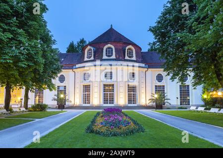 Concert rotonde dans le jardin Royal Spa à Bad Reichenhall, Berchtesgadener Land, Haute-Bavière, Bavière, Allemagne du sud, Allemagne, Europe Banque D'Images