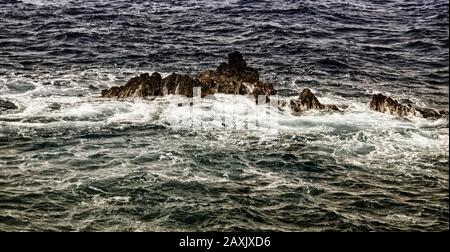 Paysage marin abstrait de vagues se précipitant sur des rochers de lave dans l'Atlantique Nord au large de Madère, Portugal, Union européenne Banque D'Images