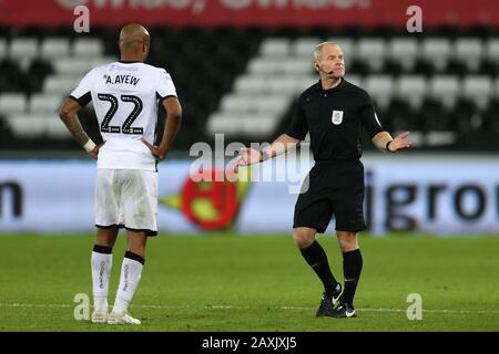 Swansea, Royaume-Uni. 11 février 2020. L'arbitre Andy Woolmer fait des gestes comme Andre Ayew de Swansea City le regarde. Match de championnat EFL Skybet, Swansea City / Queens Park Rangers au Liberty Stadium de Swansea, Pays de Galles du Sud, le mardi 11 février 2020. Cette image ne peut être utilisée qu'à des fins éditoriales. Utilisation éditoriale uniquement, licence requise pour une utilisation commerciale. Aucune utilisation dans les Paris, les jeux ou une seule édition de club/ligue/joueur. Pic par Andrew Orchard/Andrew Orchard sports photographie/Alay Live news crédit: Andrew Orchard sports photographie/Alay Live News Banque D'Images