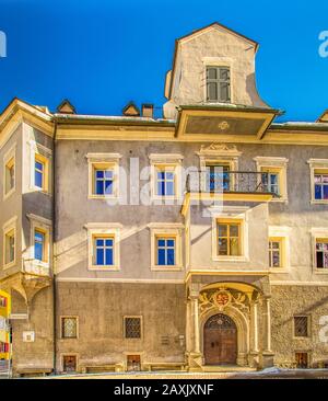 Brunico (BZ), 12 février 2019 : la lumière du soleil éclaire la rue du centre historique de Brunico Banque D'Images