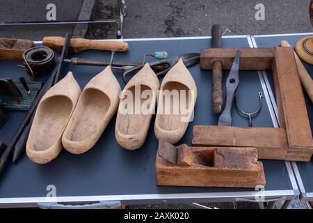 Vieux outils de pavés sur le marché aux puces à Genève, Suisse Banque D'Images