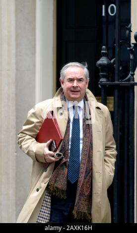 Geoffrey Cox, député de QC, procureur général, quitte Downing Street après une réunion du cabinet le 11 février 2020 Banque D'Images