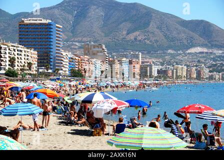 Vacanciers sur la plage, Fuengirola, Espagne. Banque D'Images