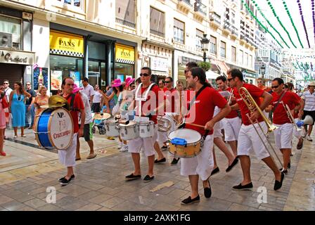 Groupe de marching le long de la Calle marques de Larios pendant la foire de Malaga, Malaga, Espagne. Banque D'Images