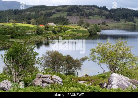 Vue sur le lac Looscauunagh (Lough/Loch) depuis son extrémité sud en direction des montagnes lointaines, parc national de Killarney, Ring of Kerry, Irlande Banque D'Images