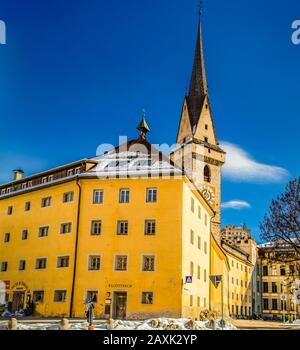 Brunico (BZ), 12 février 2019 : la lumière du soleil éclaire l'Église Ursuline Banque D'Images