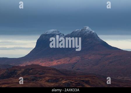 Suilven montagne avec un dépoussiérage de neige, Sutherland Banque D'Images