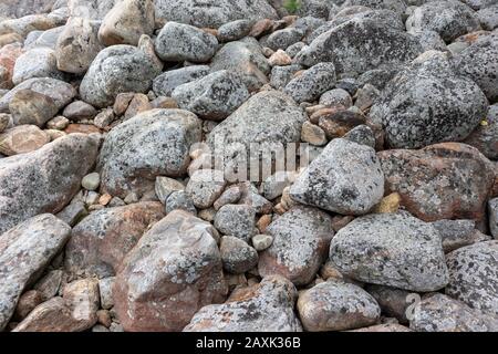 Pierres de granit gris sur le littoral naturel du nord. Gros plan gris roches texture, matériau de surface rugueux. Pour la conception, le Web Banque D'Images
