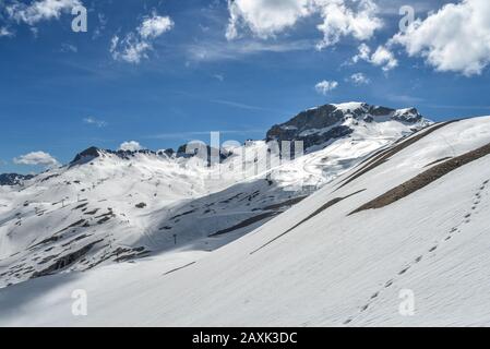 Panorama alpin avec empreintes dans la neige Banque D'Images