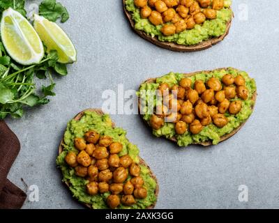 pain grillé avec avocat et pois chiches rôtis Banque D'Images