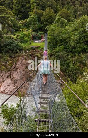 Buller gorge Swing Bridge, pont suspendu pour piétons au-dessus de la rivière Buller, près de Murchison, district de Tasman, South Island, Nouvelle-Zélande Banque D'Images