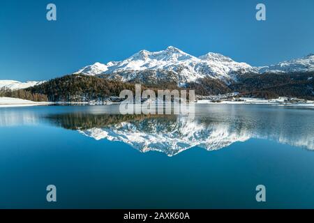 Reflet d'une grande chaîne de montagnes dans un lac calme pendant une journée ensoleillée d'automne Banque D'Images