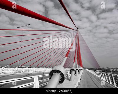 Pont sans câble de Castilla la la Mancha, image développée comme désaturation sélective en maintenant la saturation des couleurs seulement dans les fils de pont. Banque D'Images