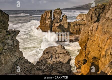 Surfez à Pancake Rocks à marée haute, Dolomite point, parc national de Paparoa, près du village de Punakaiki, région de la côte ouest, île du Sud, Nouvelle-Zélande Banque D'Images