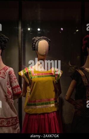 Robes et objets appartenant à Frida Kahlo dans sa maison de Mexico, au Mexique Banque D'Images