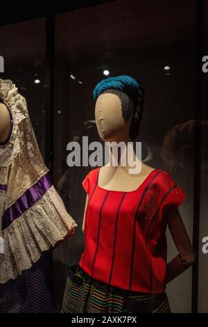 Robes et objets appartenant à Frida Kahlo dans sa maison de Mexico, au Mexique Banque D'Images