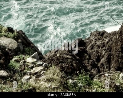 Paysage marin abstrait de vagues se précipitant sur des rochers de lave dans l'Atlantique Nord au large de Madère, Portugal, Union européenne Banque D'Images