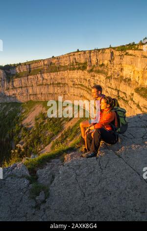 Wanderer beim Sonnenaufgang am Creux du Van Banque D'Images