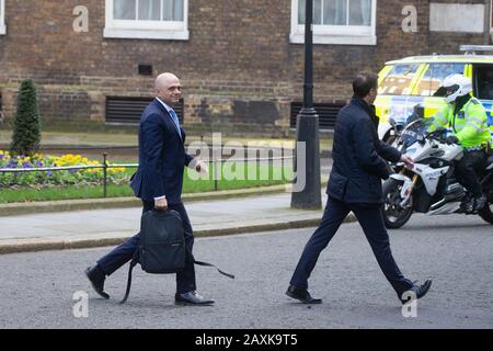 Londres, Royaume-Uni. 12 février 2020. Sajid Javid, chancelier de l'Échiquier, quitte le numéro 11 juste avant le départ du premier ministre. Le premier ministre britannique, Boris Johnson, quitte la rue Downing numéro 10 pour se rendre à la Chambre des communes pour les questions du premier ministre. Il sera confronté à des questions de l'opposition concernant son annonce de poursuivre le projet ferroviaire à grande vitesse, connu sous le nom de HS2. Crédit: Tommy London/Alay Live News Banque D'Images