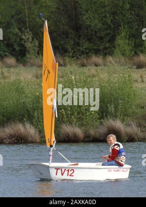 Zara Phillips yachting au centre de voile Papercourt, Angleterre avril 1990 Banque D'Images