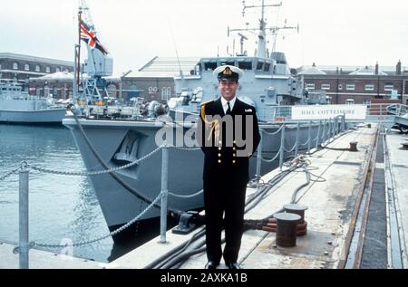 HRH Prince Andrew prend le commandement de HMS Cottesmore, Rosyth, Écosse avril 1993 Banque D'Images