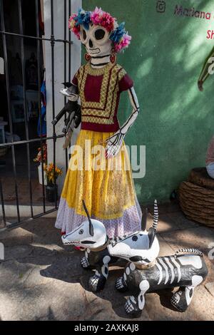 Robes et objets appartenant à Frida Kahlo dans sa maison de Mexico, au Mexique Banque D'Images