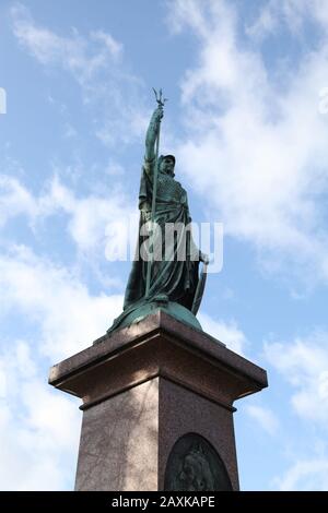 Statue de Britannia avec Trident, Victoria Regina et Imperatrix 1837-1897, debout à Esher High Street, Esher, Surrey, Royaume-Uni Banque D'Images