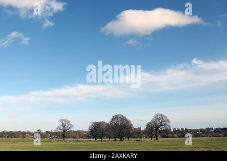 Ciel bleu avec nuages, vue sur Richmond Park vers la ville le 2020 février matin Banque D'Images