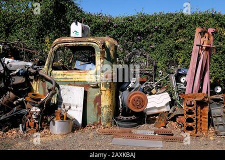 Parties d'anciens camionnettes devant un garage, Petaluma, Californie, États-Unis Banque D'Images