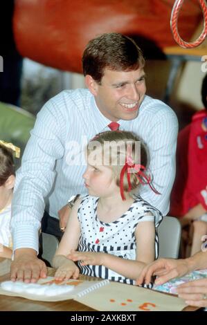 Le prince HRH Andrew visite une école de rééducation pour enfants handicapés à Brisbane lors de sa tournée royale d'Australie en octobre 1988 Banque D'Images