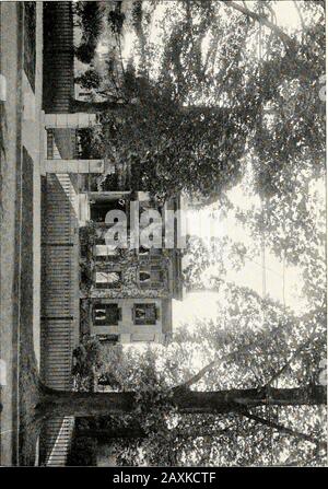 Historique d'une centaine et vingt ans, Auburn, NY. Crête a été remplacée par une structure en pierre voûtée. Il Était si massif, en fait, qu'il était supporté par son propre poids. Cet intour a été remplacé par un autre pont en bois, qui a résisté pendant de nombreuses années. A ce moment-là aussi, l'ère des blocs de stonebusiness a commencé, et pendant les dix années suivantes, de nombreux bâtiments de ce genre ont été érigés le long de Geneseestreet, et certains d'entre eux sont encore debout et, bien qu'ils ne soient pas strictement modernes, ils sont substantiels et imposants. La fabrication de tissu de laine fantaisie a commencé dans les années-service. Le chiffon a été fabriqué Banque D'Images