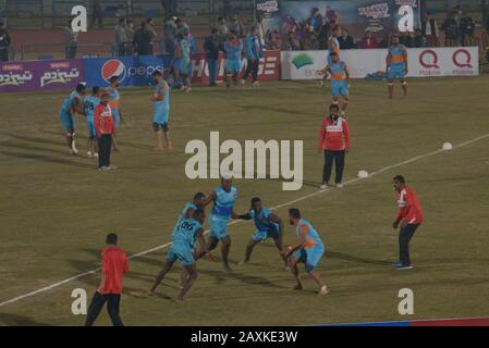 Les joueurs de Kabaddi semblent en action lors du match entre l'Inde et la Sierra Leone, alors que l'équipe indienne de Kabaddi gagne de 18-45 pendant la coupe du monde de Kabaddi 2020 au Punjab Stadium Lahore. La coupe du monde Kabaddi 2020 commence au Pakistan. Tout est prévu pour la "coupe du monde Kabaddi 2020" qui se tiendra dans trois villes de Lahore, de Faisalabad et de Gujrat du 9 au 16 février respectivement. L'événement est organisé conjointement par le gouvernement du Pendjab, le Sports Board Punjab (SBP) et la Pakistan Kabaddi Federation (PKF). (Photo De Rana Sajid Hussain/Pacific Press)