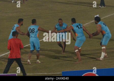 Les joueurs de Kabaddi semblent en action lors du match entre l'Inde et la Sierra Leone, alors que l'équipe indienne de Kabaddi gagne de 18-45 pendant la coupe du monde de Kabaddi 2020 au Punjab Stadium Lahore. La coupe du monde Kabaddi 2020 commence au Pakistan. Tout est prévu pour la "coupe du monde Kabaddi 2020" qui se tiendra dans trois villes de Lahore, de Faisalabad et de Gujrat du 9 au 16 février respectivement. L'événement est organisé conjointement par le gouvernement du Pendjab, le Sports Board Punjab (SBP) et la Pakistan Kabaddi Federation (PKF). (Photo De Rana Sajid Hussain/Pacific Press)