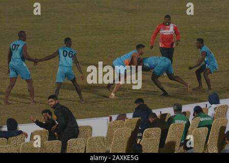 Les joueurs de Kabaddi semblent en action lors du match entre l'Inde et la Sierra Leone, alors que l'équipe indienne de Kabaddi gagne de 18-45 pendant la coupe du monde de Kabaddi 2020 au Punjab Stadium Lahore. La coupe du monde Kabaddi 2020 commence au Pakistan. Tout est prévu pour la "coupe du monde Kabaddi 2020" qui se tiendra dans trois villes de Lahore, de Faisalabad et de Gujrat du 9 au 16 février respectivement. L'événement est organisé conjointement par le gouvernement du Pendjab, le Sports Board Punjab (SBP) et la Pakistan Kabaddi Federation (PKF). (Photo De Rana Sajid Hussain/Pacific Press) Banque D'Images