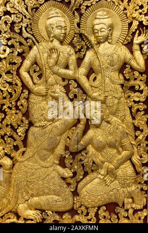 Sculptures Religieuses Sur Les Portes De Wat Xieng Thong, Laos Banque D'Images