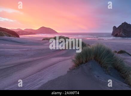 Ambiance De Soirée À Wharariki Beach, Tasman, South Island, Nouvelle-Zélande, Océanie Banque D'Images