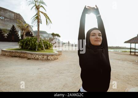 sport attrayant femme musulmane avec hijab exercice en plein air Banque D'Images