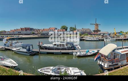 L'Innerport avec le moulin appelé Rijn en Lek, Wijk bij Duurstede, Utrecht, Pays-Bas Banque D'Images