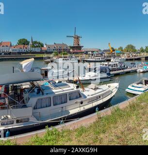 L'Innerport avec le moulin appelé Rijn en Lek, Wijk bij Duurstede, Utrecht, Pays-Bas Banque D'Images