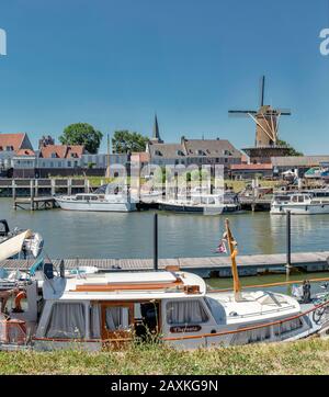 L'Innerport avec le moulin appelé Rijn en Lek, Wijk bij Duurstede, Utrecht, Pays-Bas Banque D'Images