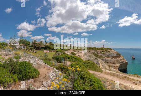 Luxueuse villa avec grand jardin, phare Farol de Alfanzina, Cavoeiro, Portugal, Banque D'Images