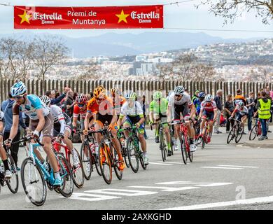 Barcelone, Espagne - 27 mars 2016 : la circonscription péloton de Volta Ciclista Catalunya, au sommet de Montjuic à Bracelona Espagne, le 27 mars 2016. Banque D'Images